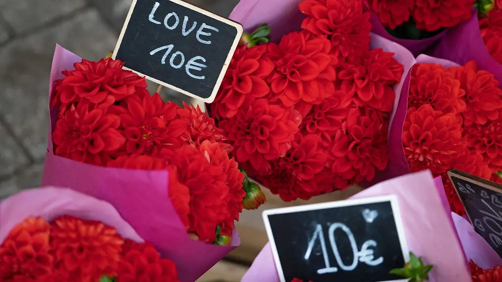 Blumen-und-Pralinen-typische-Geschenke-zum-Valentinstag-sind-in-diesem-Jahr-teuer-als-noch-2024