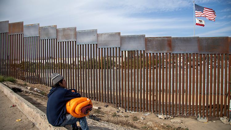 Migrant aus Honduras am Grenzzaun zu den USA: Trump habe seine Pflicht missachtet, geflüchteten Menschen Schutz zu gewähren, so Human Rights Watch.