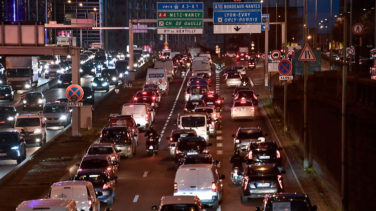 Am ersten Ferientag dürfte das Verkehrsaufkommen auf den Straßen besonders hoch sein.