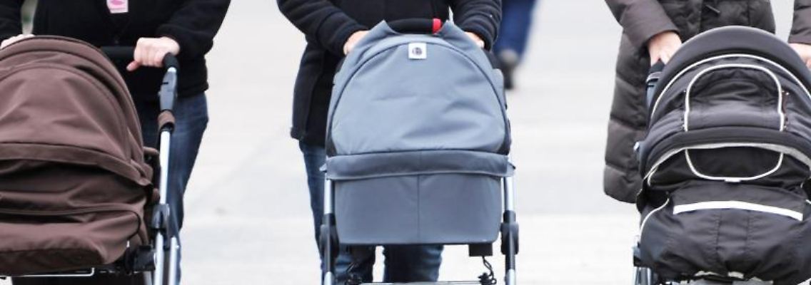 Drei Frauen schieben ihre Kinderwagen über eine Straße. Foto: picture alliance / Marcus Brandt/dpa/Symbolbild
