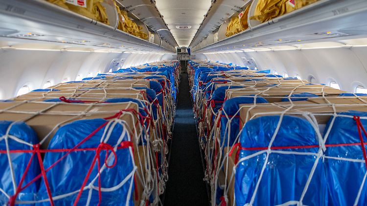 Kisten und Pakete  im Passagierraum eines Flugzeugs: Im Frachtverkehr gibt es sogar Angebotslücken - die wollen Ferienflieger füllen.