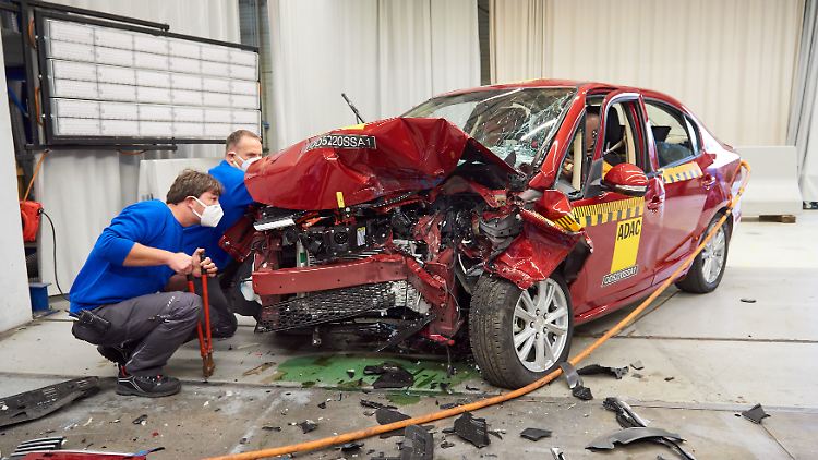 Nach dem Crash-Test des Suda SA01 stellen die Prüfer gravierende Schäden für Fahrer und Beifahrer fest.