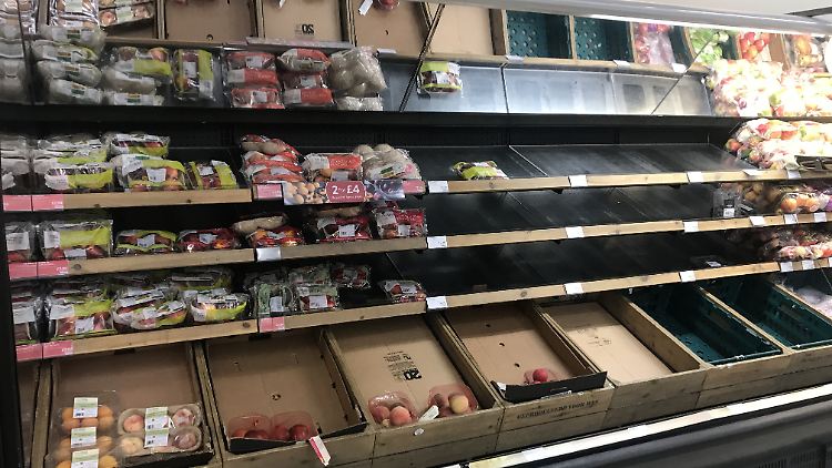 Halbleere Regale in einer "Marks & Spencer's"-Filiale in der Lisburn Road: In Nordirland bekommen Verbraucher den Brexit im Supermarkt zu spüren.