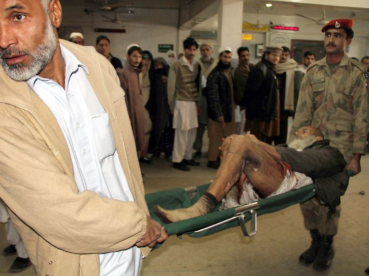 Nach dem Anschlag in Pakistan wird ein Verletzter wird in eine Klinik gebracht.