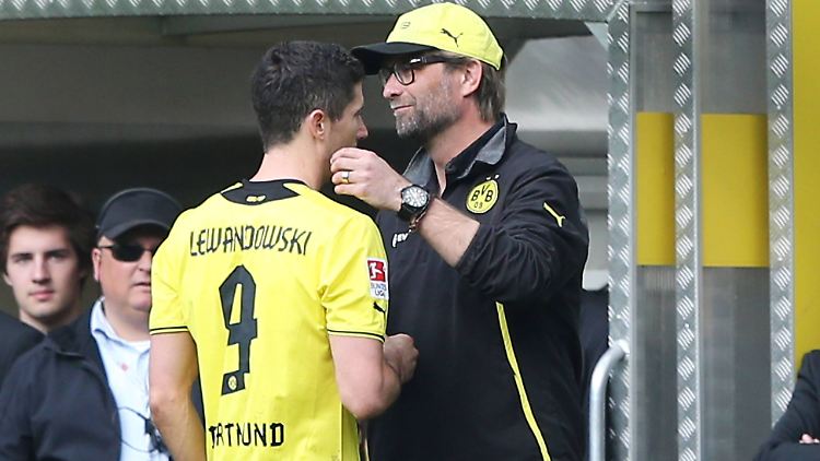 Robert Lewandowski bedankt sich bei Jürgen Klopp nach seinem vorletzten Spiel für Borussia Dortmund.