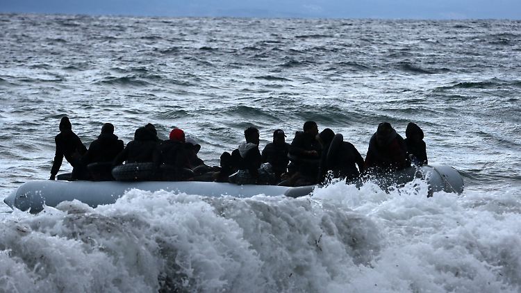 Noch immer wagen Flüchtlinge die gefährliche Fahrt durch die Ägäis, um die griechische Küste zu erreichen. Von der Küstenwache werden sie offenbar daran gehindert. 