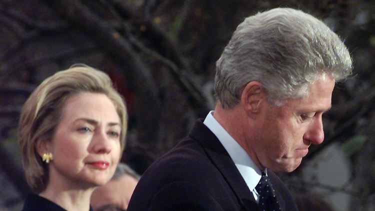 Präsident Clinton dankt den demokratischen Abgeordneten, die im Dezember 1998 gegen das Impeachment stimmten.
