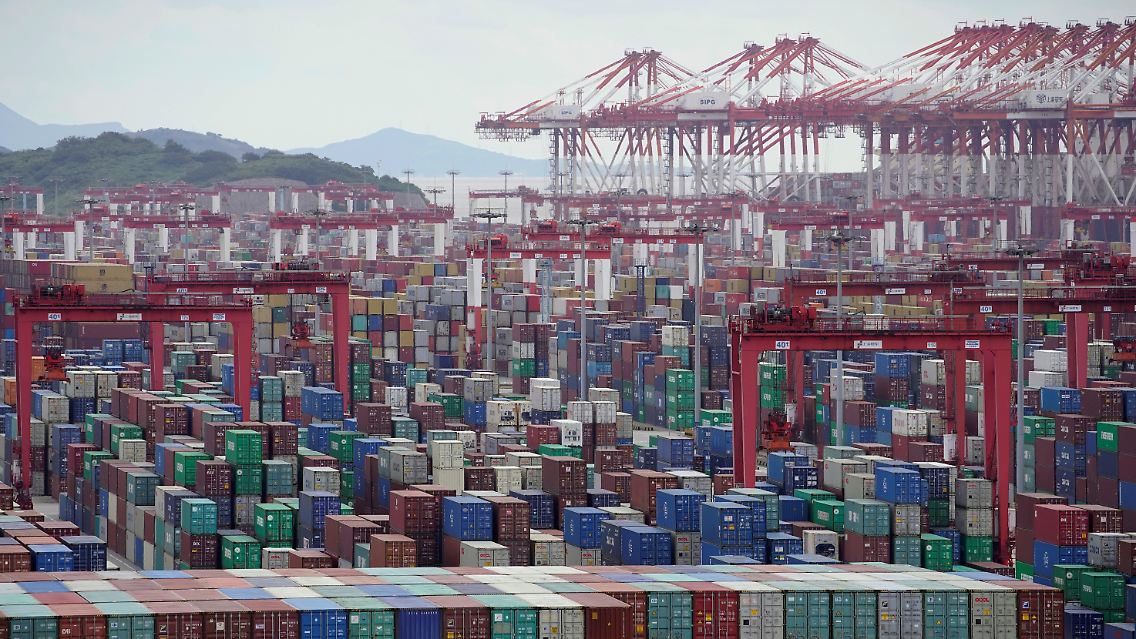 Container so weit das Auge reicht im Hafen von Shanghai.