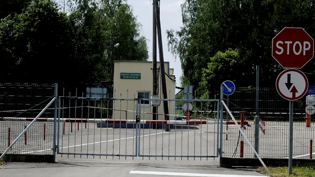 2021-06-15T182010Z-1486027435-RC201O9CZUZE-RTRMADP-3-BELARUS-POLITICS-MIGRATION