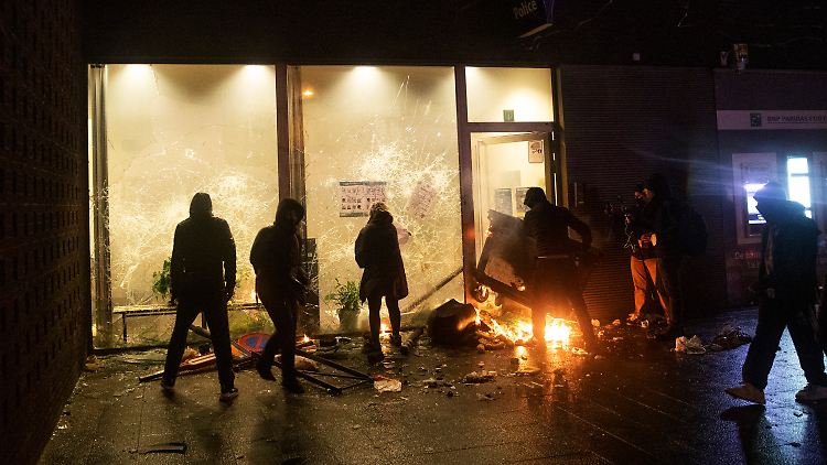 Wut über Polizeigewalt: Am Abend kam es zu Krawallen im Zuge einer Protestaktion vor einer Wache in Brüssel.