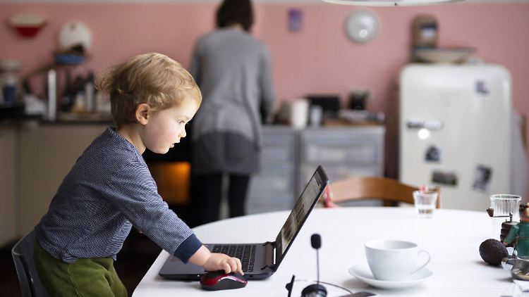 Grundsätzlich ist das Kinderkrankengeld steuerfrei. Allerdings zählt sie - genau wie das Eltern- oder auch das Kurzarbeitergeld - zu den Lohnersatzleistungen.
