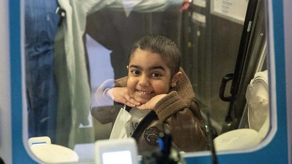 Ahmad-lenkt-das-Geraet-geschickt-ueber-die-Gaenge-der-Station