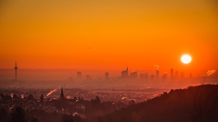 Frankfurter Skyline beim Sonnenaufgang: Der deutsche Bankenverband sieht "Licht am Ende des Tunnels".