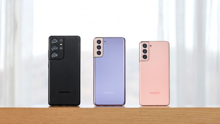 Das Galaxy-S21-Trio nach Größe geordnet. Das Ultra gibt es nur in Schwarz oder Silber, S21 und S21+ sind in Grau, Weiß, Violett und Pink erhältlich.