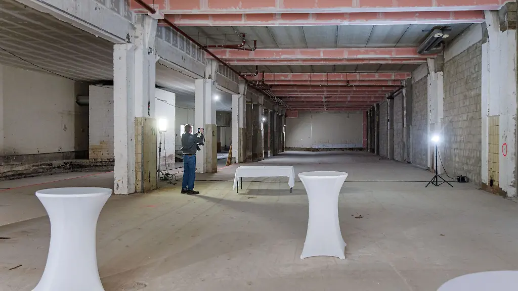 Aus-der-Lagerhalle-D-des-Fleischgrossmarkts-Hamburg-soll-bis-zum-Herbst-der-neue-Standort-des-Gruenspan-werden