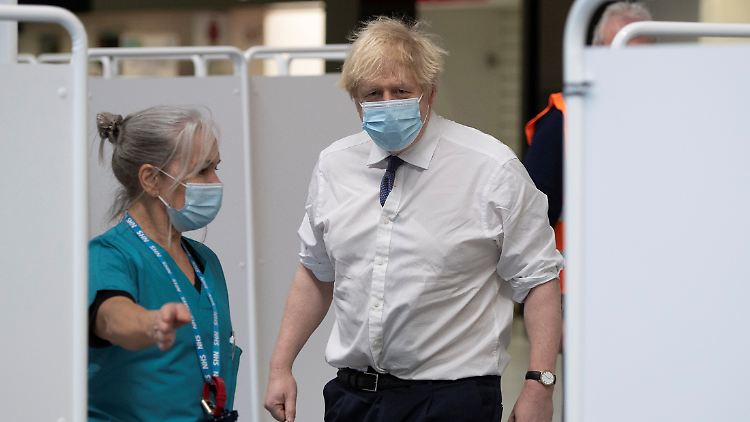 "Stich für Stich schützen wir die Verletzlichsten", freut sich Großbritanniens Premier Johnson. 