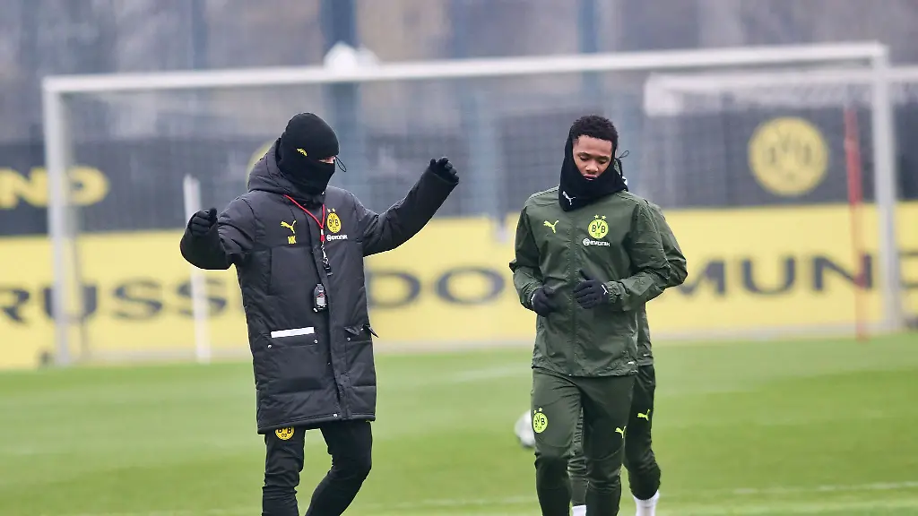 Niko-Kovac-musste-sich-beim-Abschlusstraining-in-Dortmund-warm-anziehen