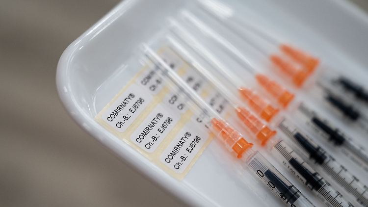 Etwa einer von hundert Menschen in Deutschland ist bislang gegen das neuartige Coronavirus geimpft worden.