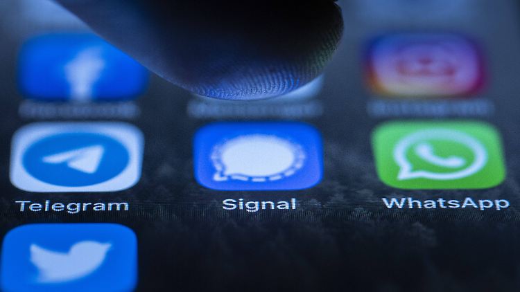 Man muss Whatsapp nicht nutzen, es gibt alternative Messenger, die genauso gut sind, aber den Datenschutz ernster nehmen.