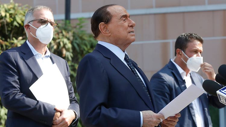 Berlusconi nach einem Klinikaufenthalt in Mailand im vergangenen September.