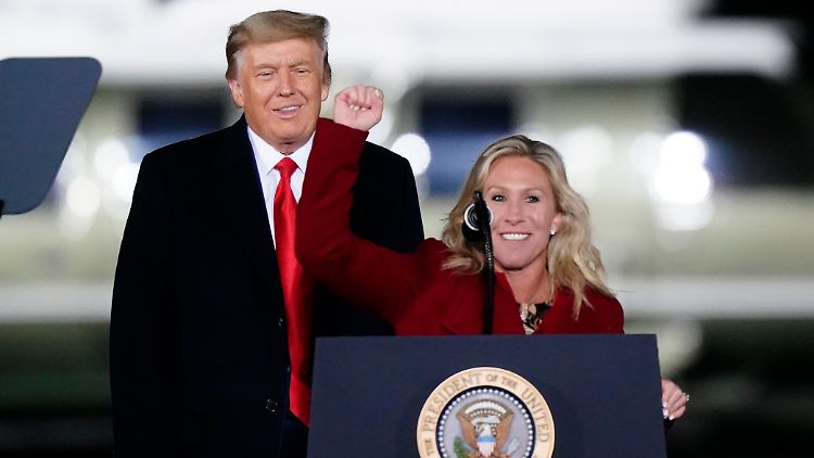Taylor Greene bei einem Auftritt mit ihrem Idol Trump.