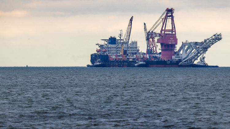 Schlepper ziehen das russische Verlegeschiff "Fortuna" für die Bauarbeiten in dänische Gewässer.