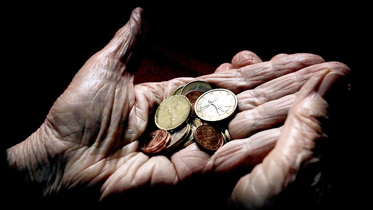 Als armutsgefährdert gelten Menschen, die mit weniger als 60 Prozent des durchschnittlichen Pro-Kopf-Einkommens leben müssen. 2019 lag die Schwelle bei 14.109 Euro Jahreseinkommen.