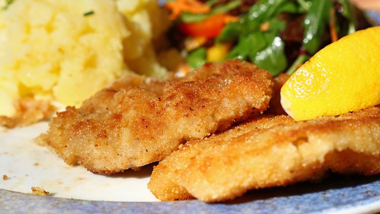 Auf gar keinen Fall darf man das Schnitzel in Soße ertränken.
