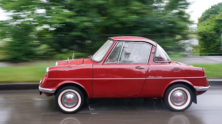Der Mazda R360 ist so klein, dass man ihn vor dem Einsteigen jedes Mal streicheln möchte.