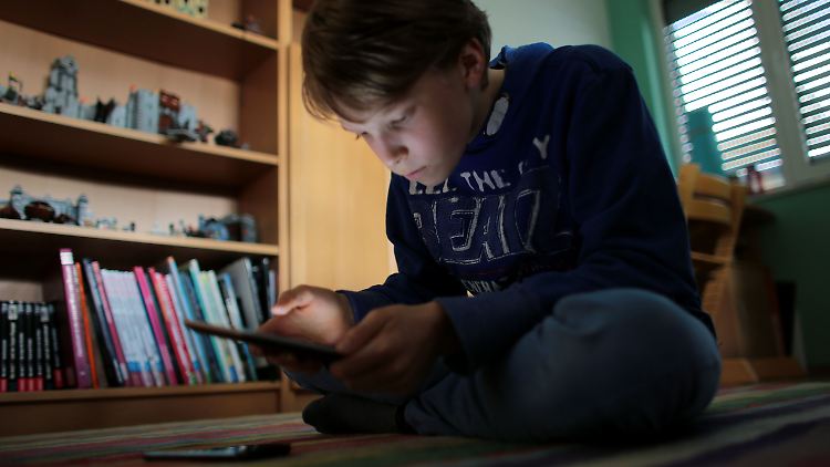 Einer Umfrage zufolge fällt es jedem zweiten Jugendlichen schwer, Falschinformationen im Internet zu erkennen.