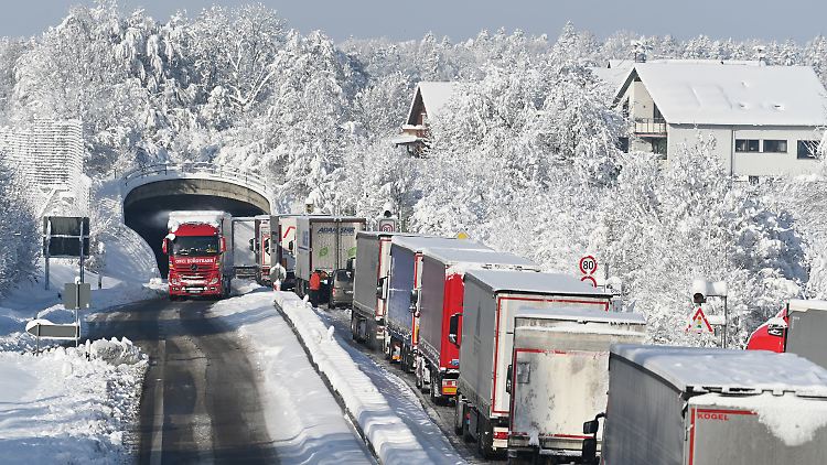 Neuschnee ohne Ende. Zeitweise kamen auch Abschlepp- und Räumfahrzeuge nicht mehr durch.