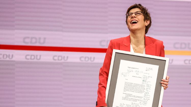 So heiter war die Zeit an der CDU-Spitze für Kramp-Karrenbauer eher selten. Zum Abschied gab es eine Manusskriptseite aus einer Rede Heiner Geißlers.