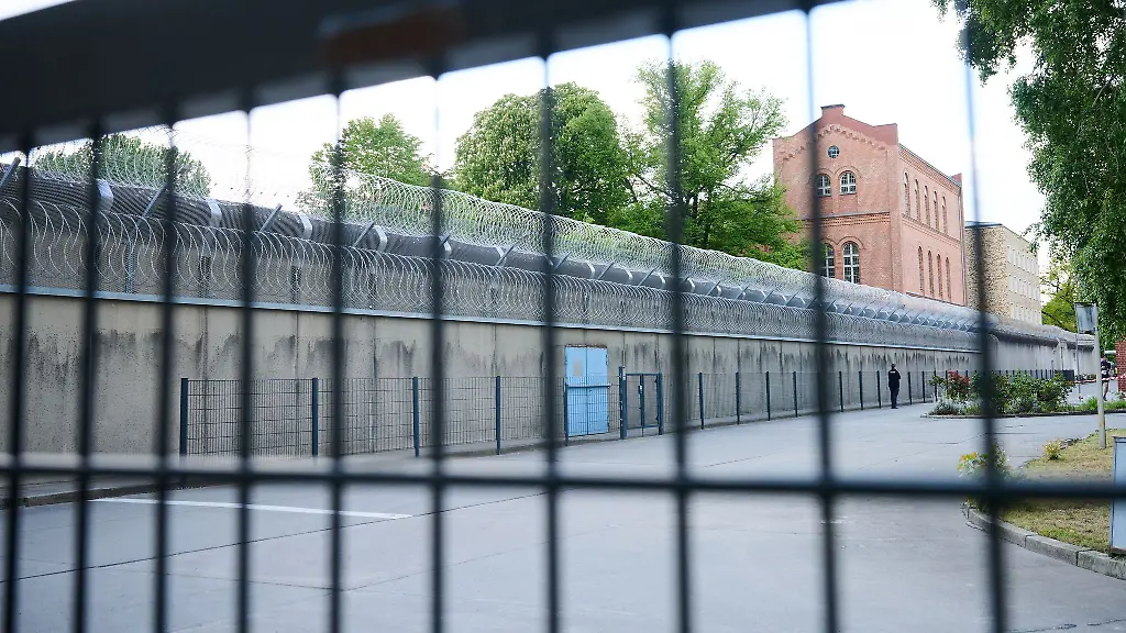 Noch-am-Freitag-standen-in-der-JVA-Ploetzensee-Haeftlinge-als-Schauspieler-auf-der-Theaterbuehne