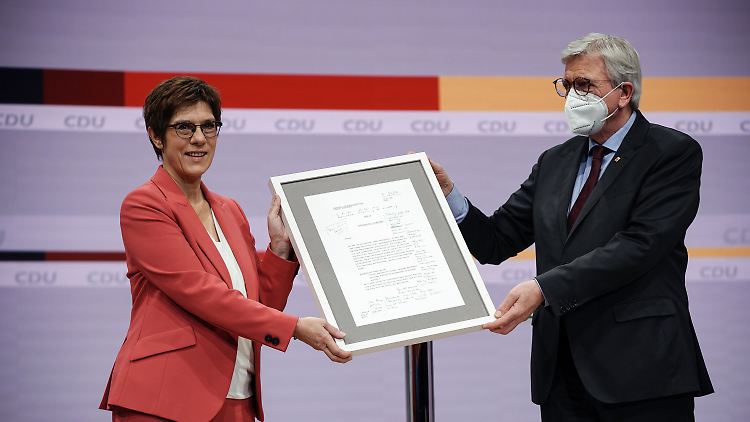 Zum Abschied überreichte Bouffier AKK das Faksimile einer Rede von Heiner Geißler.