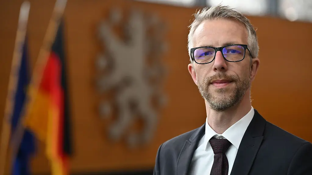 Thueringens-Landesdatenschutzbeauftragter-Tino-Melzer-raet-zur-Vorsicht-beim-Umgang-mit-der-chinesischen-KI-Anwendung-DeepSeek