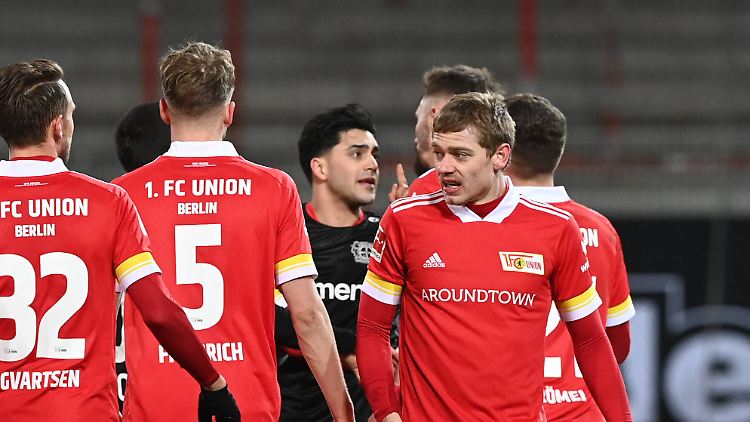 Bei einer Rudelbildung kommt es zu hässlichen Aussagen zwischen Spielern von Bayer Leverkusen und Union Berlin.