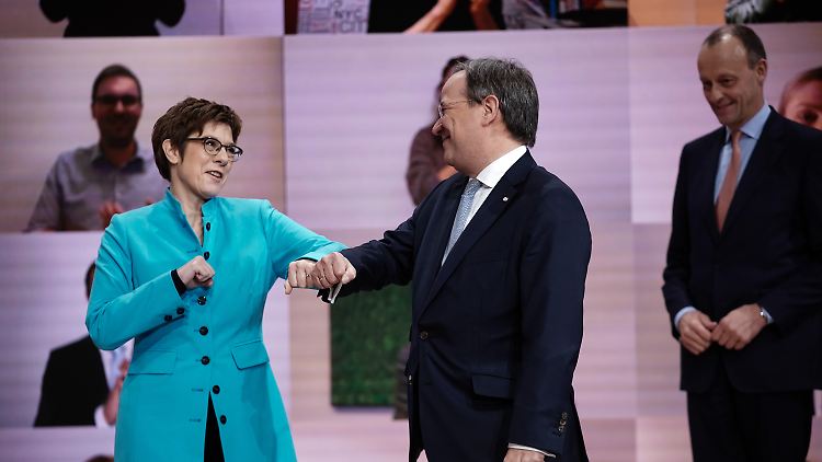 Corona-Glückwunsch-Händedruck von Annegret Kramp-Karrenbauer: Armin Laschet übernimmt das Amt.