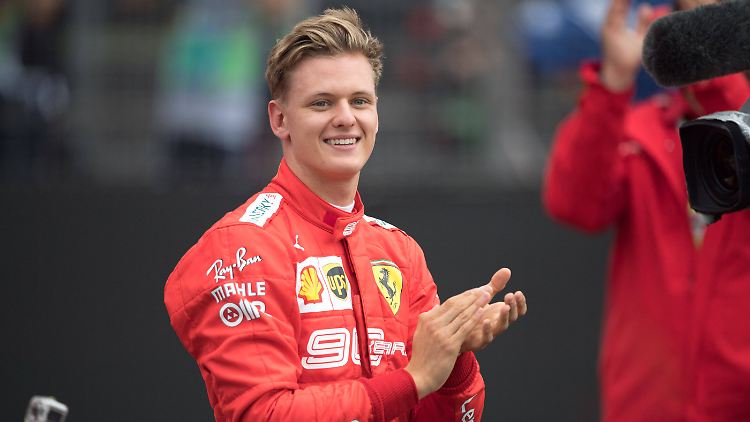 Schon ganz bald dauerhaft in Rot? Mick Schumacher könnte bereits 2023 für Ferrari fahren.