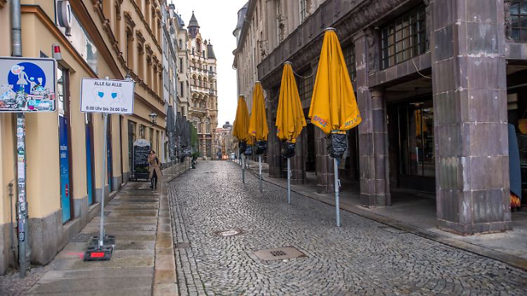Markt und Straßen steh'n verlassen, still erleuchtet jedes Haus, sinnend geh' ich durch die Gassen, alles sieht so festlich aus. Naja ... 