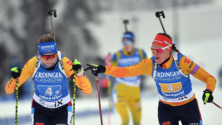 Denise Herrmann übergibt an Franziska Preuß: Mit dem letzten Wechsel stellte das deutsche Quartett die Weichen auf den ersten Staffelsieg der Saison.