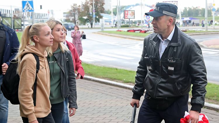 Der stellvertretende Innenminister Karpenkow geht auch persönlich gegen Demonstranten vor.