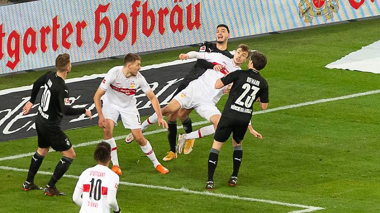 Der Moment, in dem der Ärger losgeht: Waldemar Anton, Rami Bensebaini und Sasa Kalajdzic organisieren irgendwie einen Elfmeter.