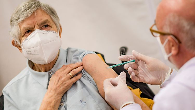 Vielerorts, wie hier in Hamburg, erhalten Menschen bereits ihre zweite Impfdosis. Eine Woche darauf wirkt mit einer sehr hohen Wahrscheinlichkeit der Schutz vor einer Covid-19-Erkrankung.