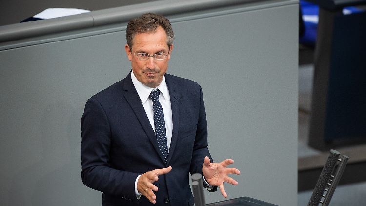 Der Rechtsanwalt Thomae ist stellvertretender Fraktionsvorsitzender der FDP und gehört dem Parlamentarischen Kontrollgremium an.
