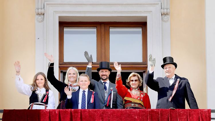 Eine schrecklich nette Familie: Ingrid Alexandra, Mette-Marit, Sverre Magnus, Haakon, Sonja und Harald auf dem Balkon des Palastes in Oslo (2018).