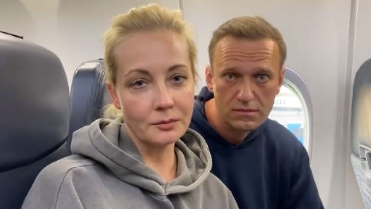 Auf Instagram lassen die Nawalnys ihre Anhänger an ihrem Leben teilhaben. Hier beim Start in Berlin auf demFlug nach Moskau.