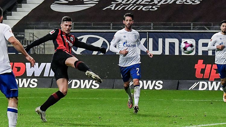 Mit voller Wucht unter die Latte: Jovic' Schuss schlug zum 2:1 für Frankfurt ein.