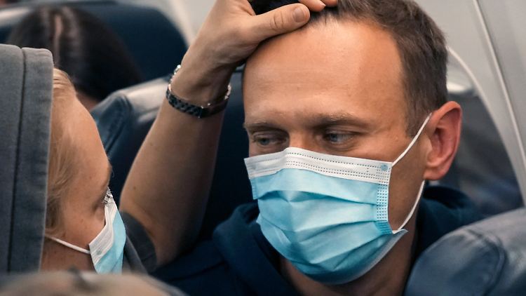 Alexej Nawalny wurde auf dem Flug von Berlin nach Moskau von seiner Frau Julia begleitet.