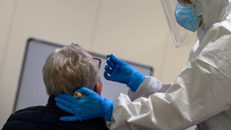 Das RKI zählt seit Beginn der Pandemie 2.040.659 nachgewiesene Infektionen mit Sars-CoV-2 in Deutschland.