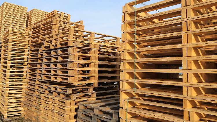 Viele Holzpaletten müssen für den ISPM-15-Standard nachbehandelt werden.